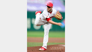 ‘불타는 4위 싸움’ SK, 헥터 넘은 켈리로 웃다!