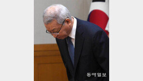 양승태 대법원장 “부정 범하는 것보다 굶어죽는게 영광” 역대 3번째 고개 숙여