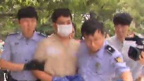 청담동 주식 부자 구속, 죄수복에 포송줄 묶여 등장하자 “야이 XX야” 욕설