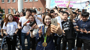 ‘양궁 영웅’ 장혜진 후배들과 찰칵