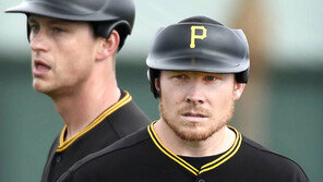 헬멧 쓴 투수 상상이 가나요?