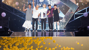 16년 만에 떠오른 노란풍선…2만여 젝키팬 열광