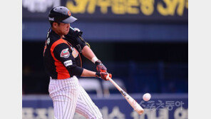 롯데 전준우의 투혼 “아직 순위싸움 포기할 수 없기에”