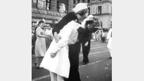 ‘수병과 간호사의 키스’ 여주인공 숨져