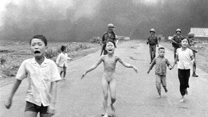 페북, ‘네이팜탄 소녀’ 사진 삭제 조치 철회