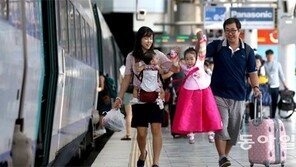 한복 곱게 입은 딸 손잡고 고향으로…  