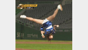 유연성 끝판왕 성소, 춘리 복장으로 다리를 쫙~! 운동화 끈 고처매기