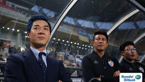 파란색으로 머리 물들인 윤정환 감독