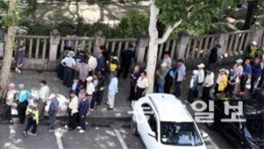 풍성한 한가위에… 무료급식소에 늘어선 노인들