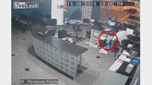 부주의한 초보 아빠 탓 바닥 추락 갓난 아기,  어떻게 무사? 