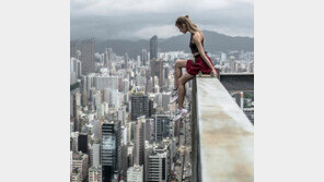 고층건물 옥상 난간서 위험천만 사진 찍는 미녀 화제 ‘어디까지 가봤니?’