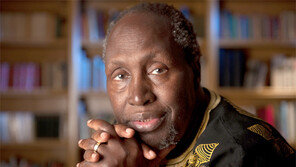 케냐 작가 응구기 와 시옹오 “나의 글쓰기 투쟁, 더 나은 세상 위한 것”