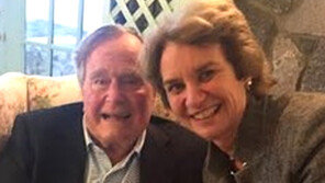 공화당 부시家, 클린턴 편으로? 