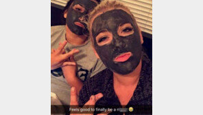 ‘머드팩’ 한 얼굴 사진에 무슨 설명 달았기에…美 대학생 ‘퇴학’ 처분