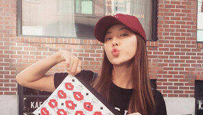 [#해시태그 컷] 박한별, 민낯에도 자신있게 ‘쪽’