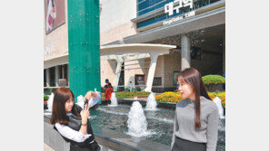 분수대 배경으로 찰칵