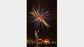 獨 맥주에 취하고… 日 불꽃에 반했네