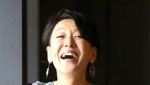 배우 윤석화, 교통사고로 전치 6주 중상…갈비뼈 6대 부러져