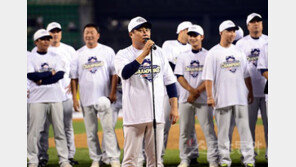 우승 감독 김태형, 리더십으로 명장 오를까