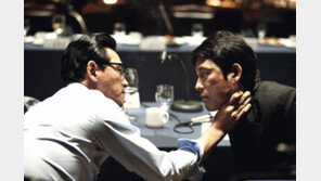 폭력의 어둠 속 정우성의 눈빛만 번뜩