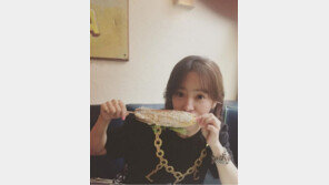 한지민, 美 뉴욕서 얼굴만 한 옥수수 먹방 中 ‘깜찍’…‘질투의 화신’ 촬영은 언제?