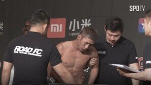로드FC 홍영기, 계체 통과한 뒤 쓰러져… ‘급격한 감량 탓’ 등에 업혀 퇴장
