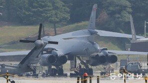 한반도 첫 착륙한 美 전략폭격기 ‘B-1B 랜서’ 공개