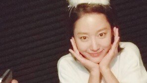 ‘캐리어를 끄는 여자’ 전혜빈, 생일·첫방 감사 인사 ‘사랑스러운 꽃받침 포즈’