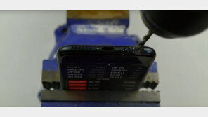 [영상]드릴로 아이폰7 구멍 뚫었더니 헤드폰 작동? “난 왜 안 돼…”