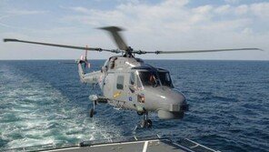 해군 “추락한 링스헬기 잔해 일부와 조종사 헬멧 발견”