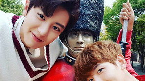 [#해시태그 컷] 찬열·백현의 살인미소… 누님들 ‘심쿵’