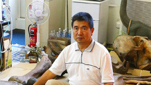 “1만 년 전 털매머드 희귀화석 고국에 기증”