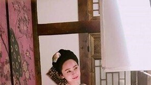 ‘달의 연인’ 우희진 비하인드컷 공개…단아 외모+절대적 카리스마 ‘눈길’