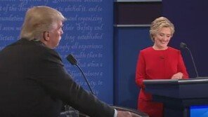 美대선 TV토론, 연신 코 훌쩍인 트럼프 “이상한 마이크 내게 줬다” 불만