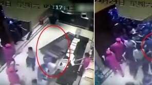 문짝에 깔린 여성, 中 항저우는 분양전쟁 중!