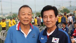 韓-말레이 축구 노장들의 아름다운 재회…45년 만의 대결 결과는?