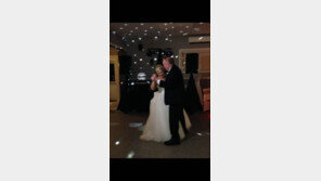 중증 화상 입은 父와 결혼식장 입장 위해 예식 2년 미룬 신부 ‘감동’