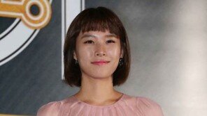 ‘럭키’ 유해진 “조윤희, 키스신 잘 끌어 줘”…조윤희 반응은? ‘大폭소’