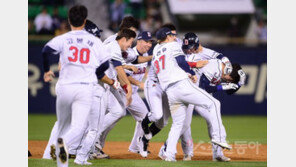 역사적 시즌 두산, 성적-흥행 두 마리 토끼 포획