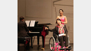 휠체어 탄 윤석화… 7일 무대 오른다 