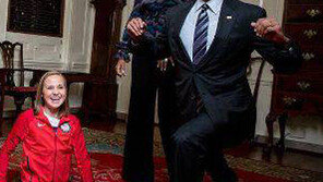 주먹 인사하고… 다리 찢고… ‘오바마의 민낯’ 담았죠