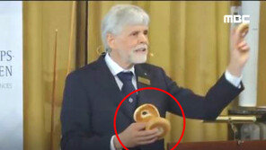 ‘설명하기 어렵네’…노벨 물리학상 시상식장에 빵까지 동원