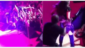 콘서트 女가수, 팬들 ‘나쁜 손’ 때문에 드레스 지퍼 ‘활짝’…노출사고 위기 ‘아찔’