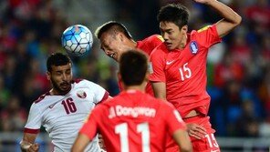 중국전 수비진 그대로…불편한 장면도 그대로