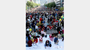 반포대로 위 ‘지상 최대 스케치북’