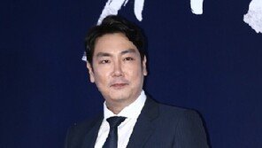 ‘tvN 시상식’ 대상 조진웅 “‘시그널’로 결혼기념일 여행 취소, 아내는 부처다”