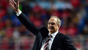 슈틸리케 감독 “새로운 역사 쓰러 이곳에 왔다”