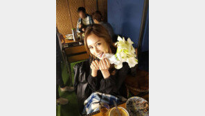 채리나, 신철 결혼식 부케 인증샷 “부케 받을 분 사라져서 얼떨결에”