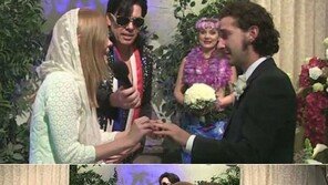 샤이아 라보프♥미아 고스 결혼 현장 보니…뜨겁고 진한 ‘롱키스’