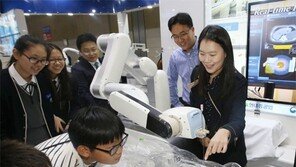 ‘2016 로보월드’ 막올라… “시술 로봇 신기해요”